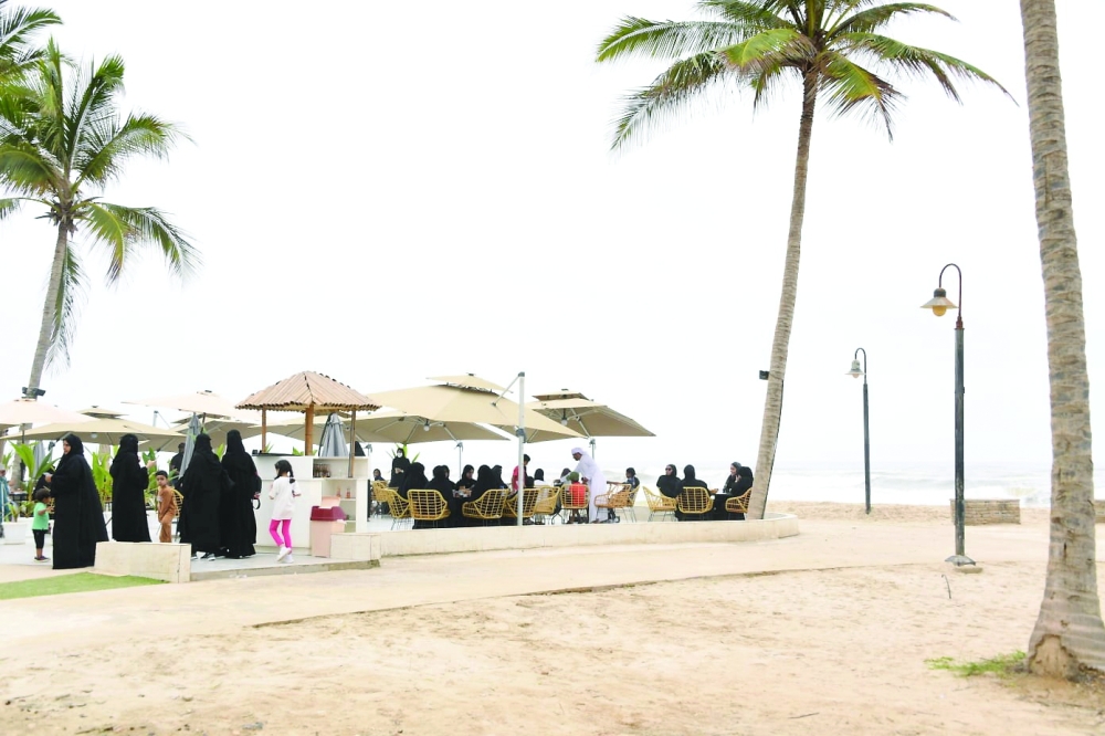 العوائل تقصد الشاطئ للاستمتاع بالاجواء والخدمات المتوفرة 