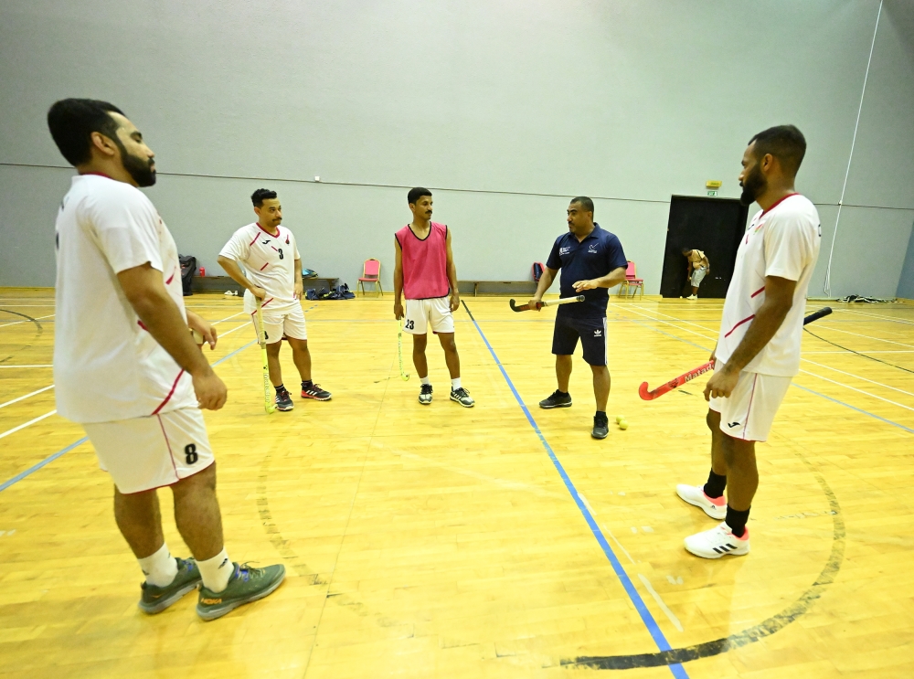 مدرب المنتخب محمد الدرمكي يوجه اللاعبين في الحصة التدريبية            ..              تصوير: حسين المقبالي