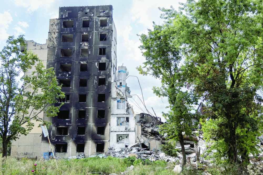 منظر يظهر المباني السكنية التي تضررت من ضربة عسكرية روسية، مع استمرار الهجوم الروسي على أوكرانيا، في مدينة فوهليدار في منطقة دونيتسك بأوكرانيا