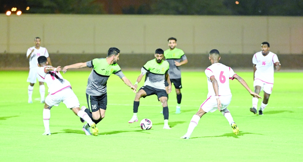 جانب من اللقاء الودي بين المنتخب الأولمبي ونادي السيب...تصوير: عبدالواحد الحمداني