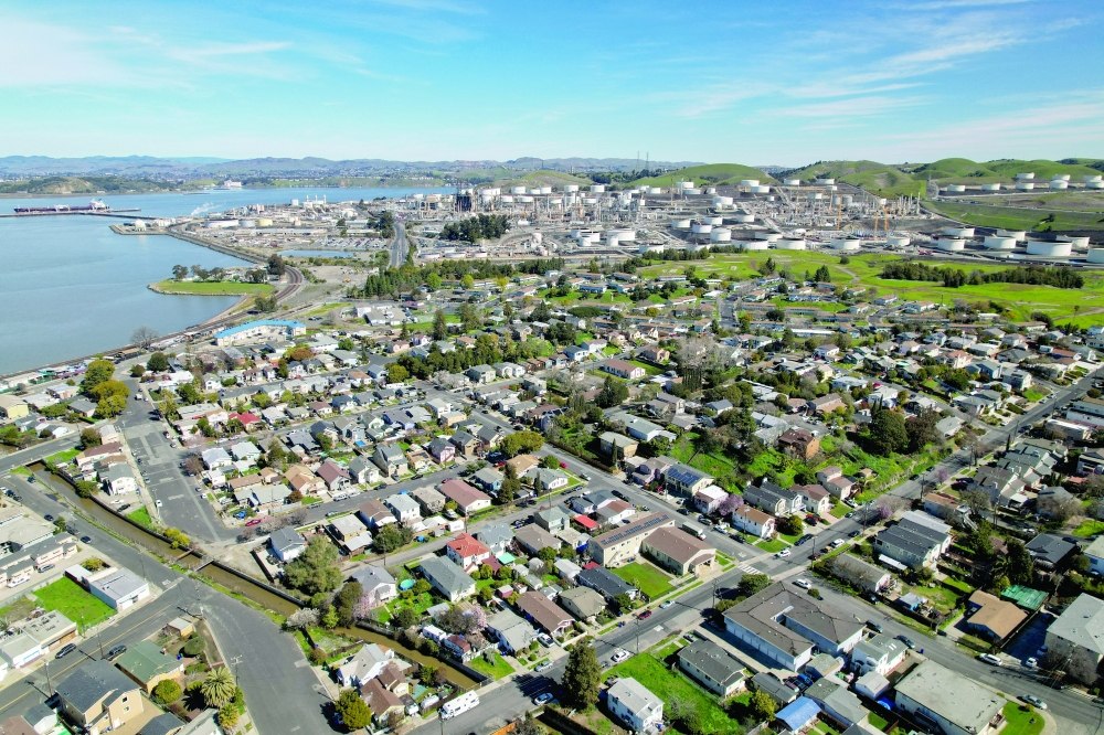 منظر عام لمصفاة فيليبس 66، كما شوهد من روديو، كاليفورنيا، أقدم مدينة لتكرير النفط في الغرب الأمريكي، الولايات المتحدة