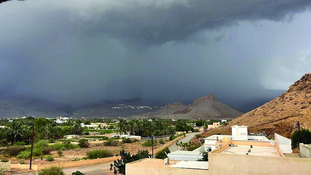 تكاثف السحب الركامية على جبال ولاية الحمراء 