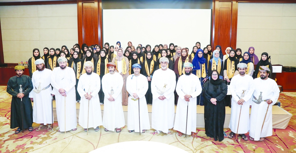 صورة جماعية مع راعي المناسبة