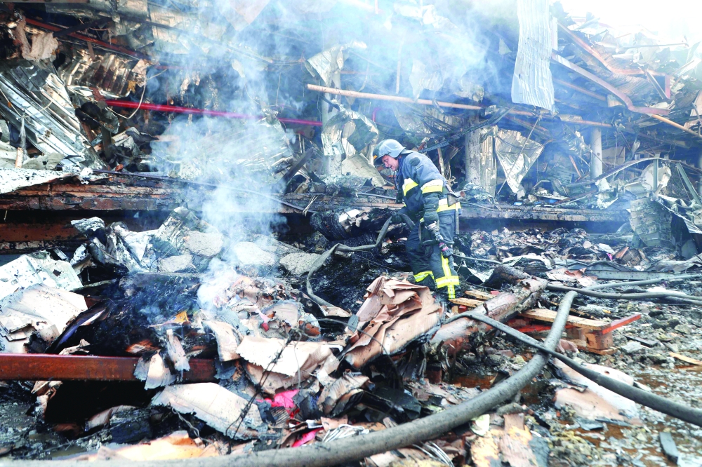 عامل إنقاذ أوكراني يعمل في احد المواقع المدنية التي دمرتها موجات من الصواريخ والطائرات المسيرة الروسية في أحدث هجوم في المنطقة الجنوبية على ساحل البحر الأسود. أ.ف.ب 