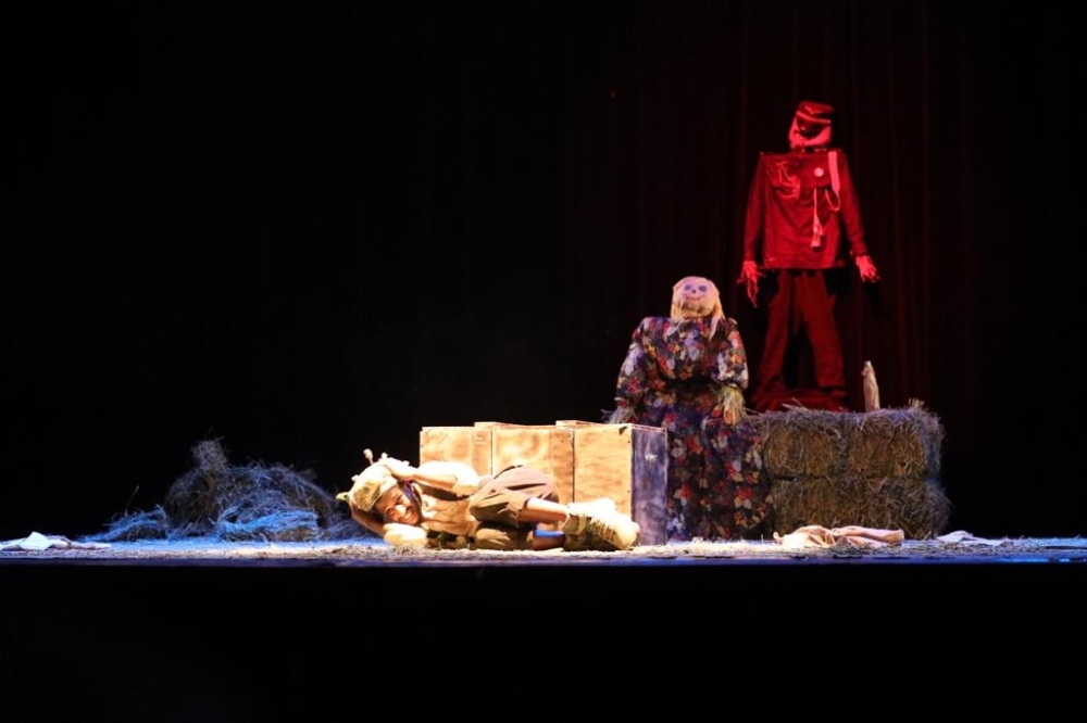 مشهد من مسرحية "صانع الفزاعات" 