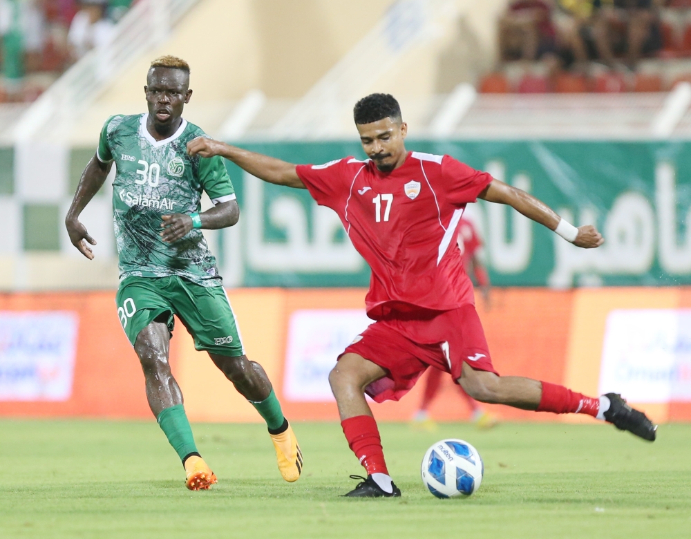 جانب من لقاء صحار ونادي عمان          "تصوير: أحمد البريكي"