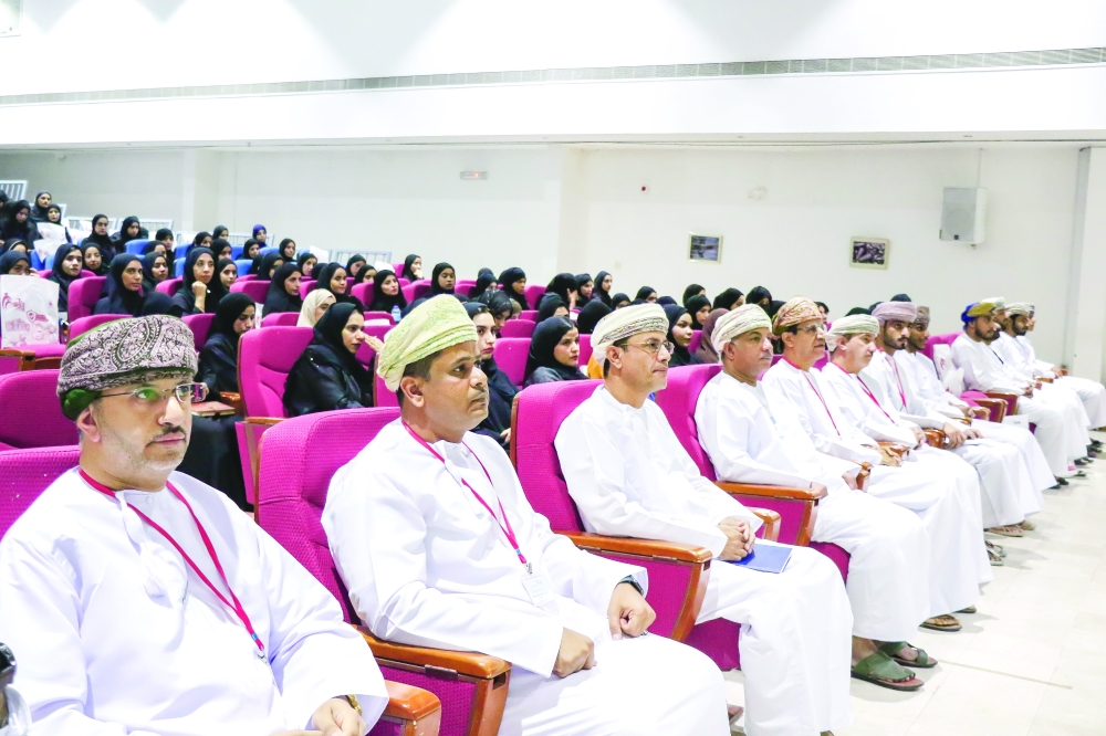 المعلمون المشاركون في البرنامج التعريفي بمحافظة جنوب الباطنة