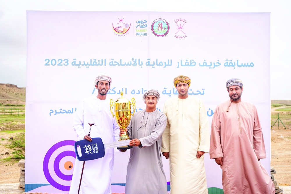 تتويج أحد الرماة الفائزين بالمراكز الأولى في المسابقة