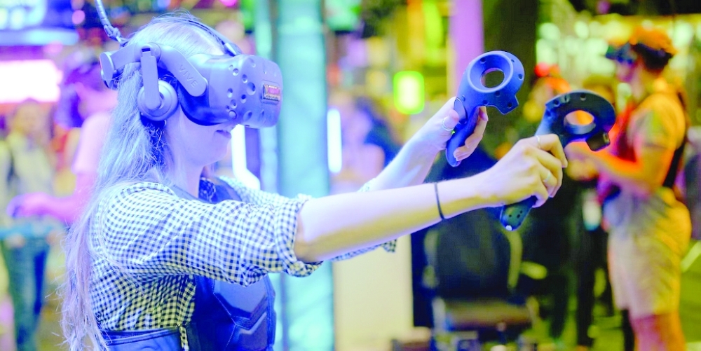 زائرة تجرب نظارات الواقع الافتراضي في المعرض 