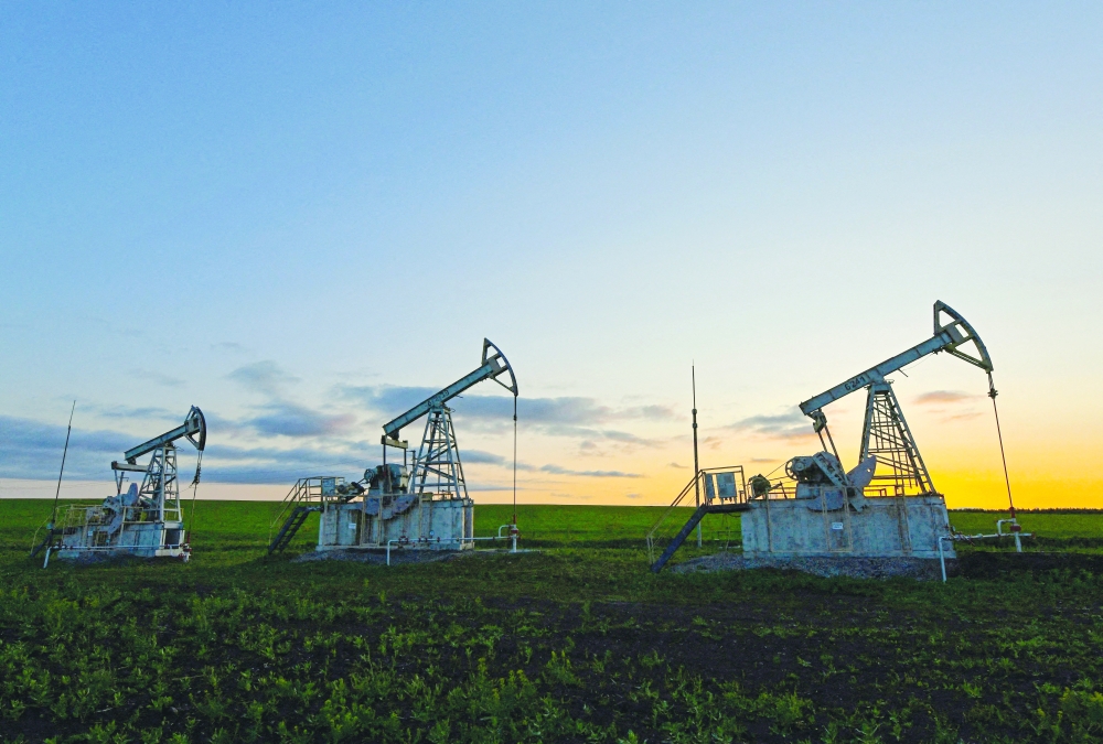 رافعات ضخ النفط خارج ألميتيفسك في جمهورية تتارستان، بروسيا