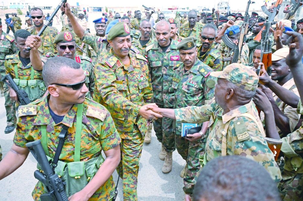 رئيس الجيش السوداني عبد الفتاح البرهان يزور قاعدة فلامنجو البحرية في بورتسودان 