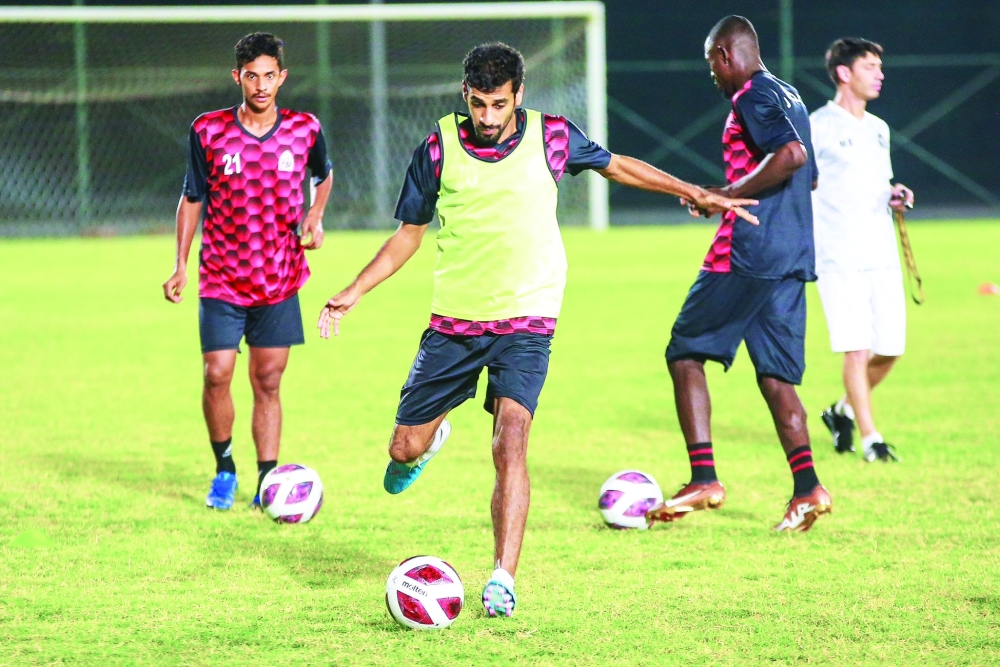 جانب من الحصص التدريبية للفريق الكروي الأول بنادي صحار