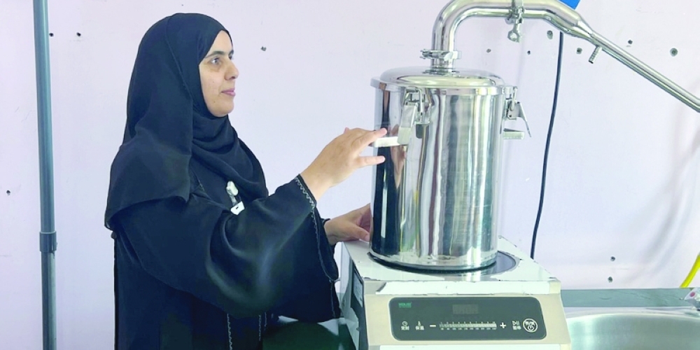 المرأة العمانية بميدان العمل لإنتاج العطريات