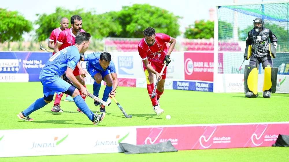 لاعب منتخبنا الوطني فهد اللواتي ينطلق بالكرة وسط ملاحقة من لاعبي كازاخستان... تصوير: عبدالواحد الحمداني