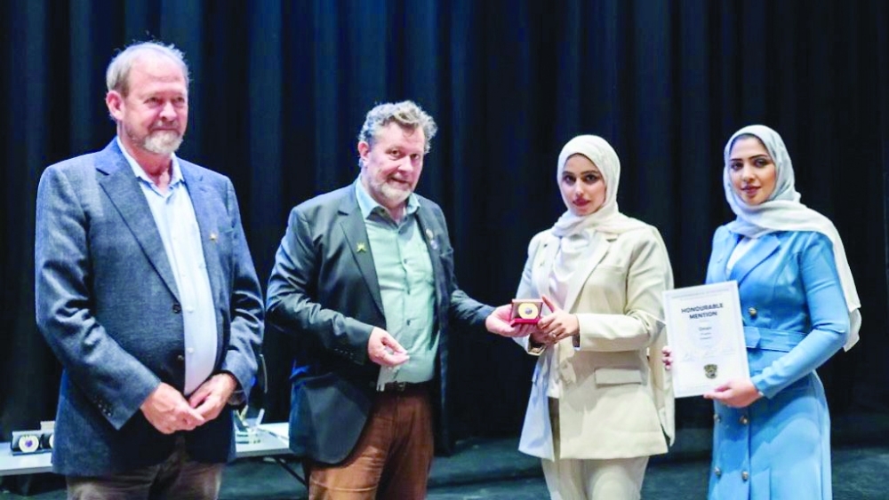 المصورة نوف السيابية تستلم الميدالية الذهبية