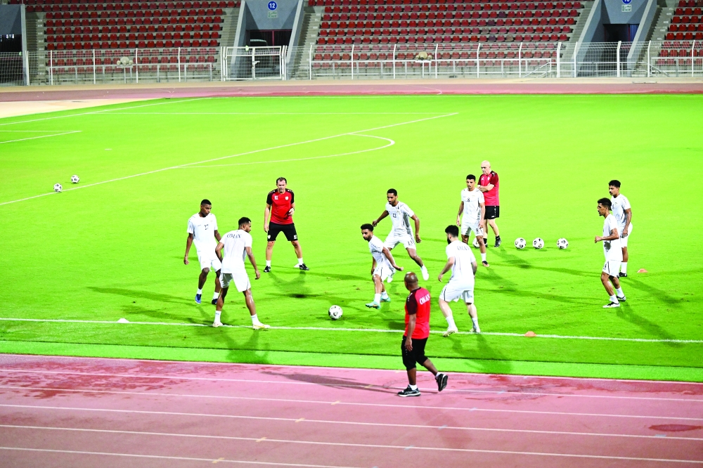 جدية في الحصص التدريبية للمنتخب الوطني الأول «تصوير: حسين المقبالي»