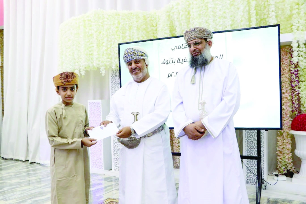 تكريم أحد الطلاب
