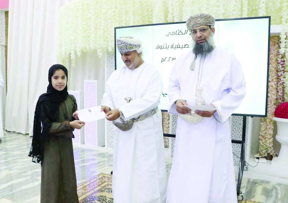 وإحدى الطالبات