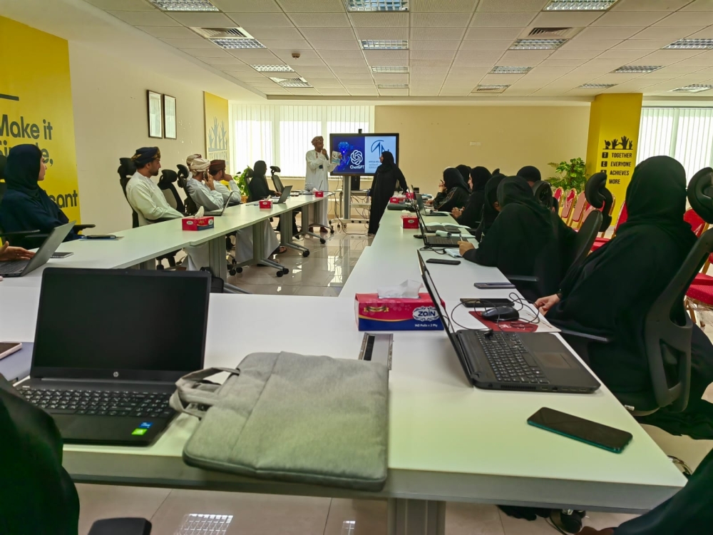 أثناء تقديم دورة حول شات جي بي تي لموظفي هيئة تنمية المؤسسات الصغيرة والمتوسطة