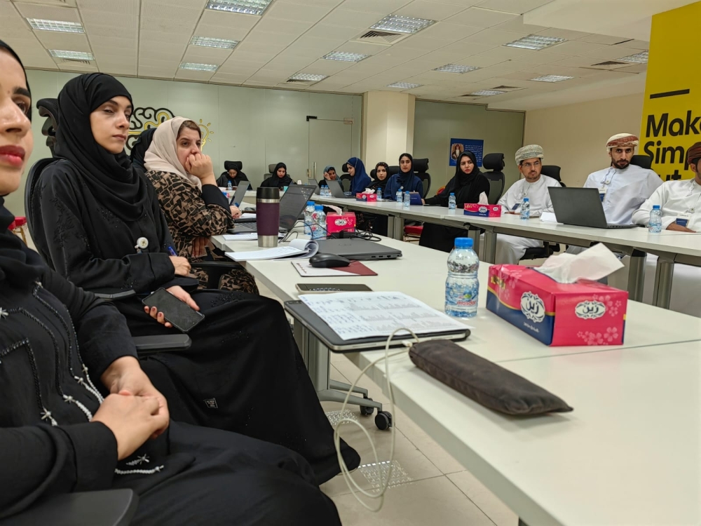 أثناء الشرح حول التطبيقات المستخدمة في إعداد العروض العلمية