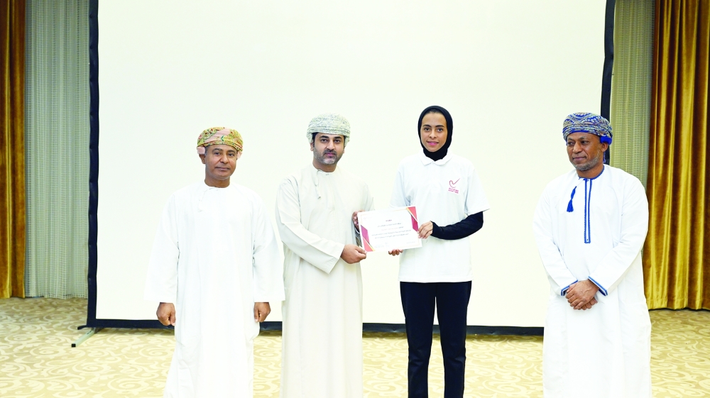 من تكريم إحدى المشاركات في الدورة  "تصوير: عبدالواحد الحمداني"