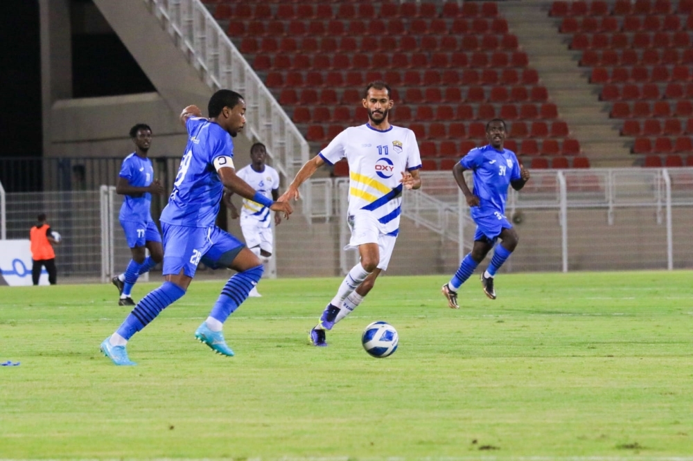 لاعب النصر يستحوذ على الكرة وسط ملاحقة من لاعب عبري       ..          تصوير: مالك الشهومي