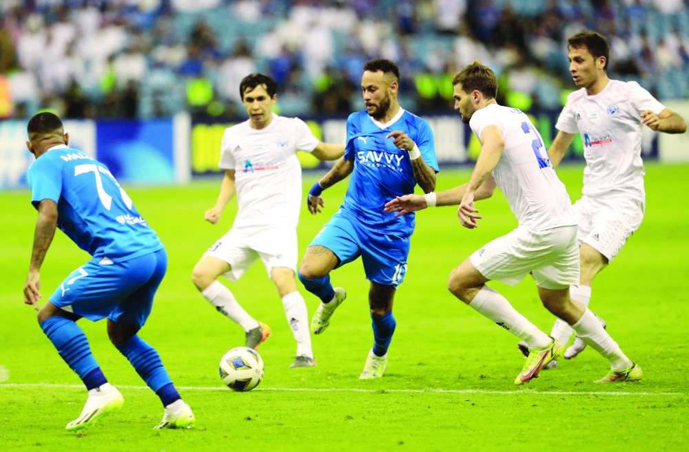 نيمار لاعب الهلال في صراع على الكرة مع مدافعي نافباخور    