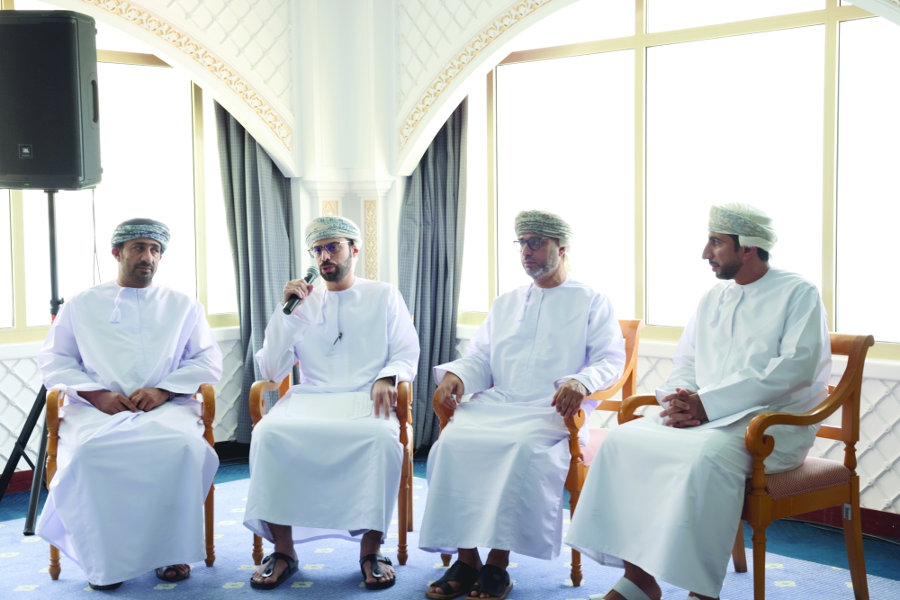 التعريف بنظام الاكتتاب في الأسهم المطروحة والفئات المستهدفة