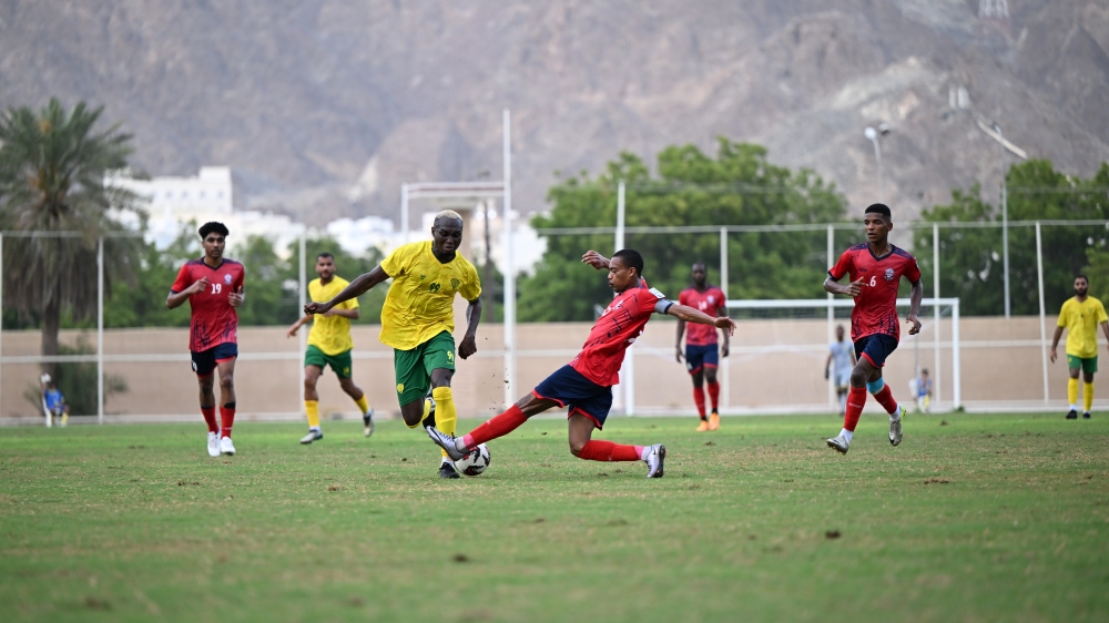 جانب من لقاء فريقي مسقط و الخابورة في الجولة الأولى من الدوري تصوير: عبدالواحد الحمداني