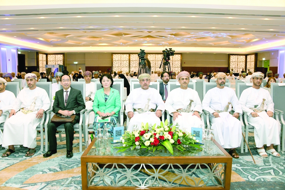 من حضور عدد من المسؤولين خلال ندوة النظافة العامة 
تصوير- هدى البحرية 