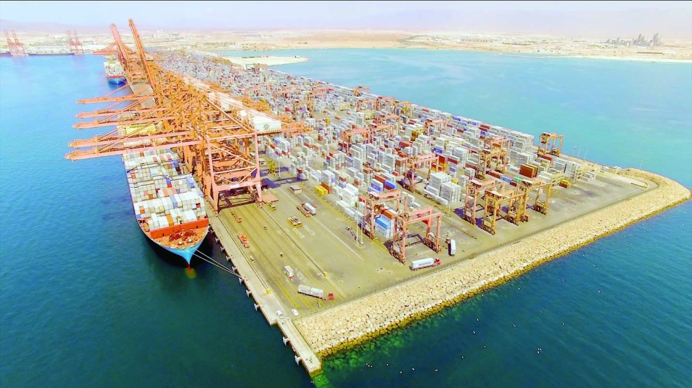  السفن والحاويات في ميناء صلالة في سلطنة عمان.