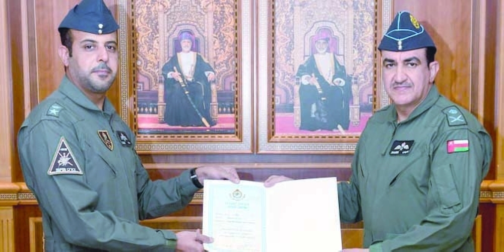 قائد سلاح الجو السلطاني أثناء تكريم الطيار ماجد المعمري