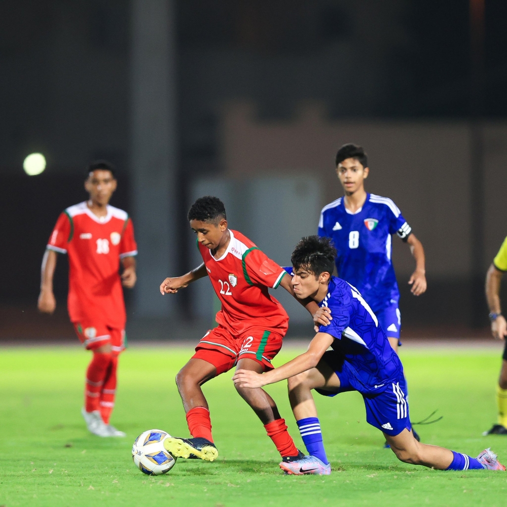 لاعب منتخبنا سليمان الخروصي ينطلق بالكرة وسط متابعة من لاعب المنتخب الكويتي