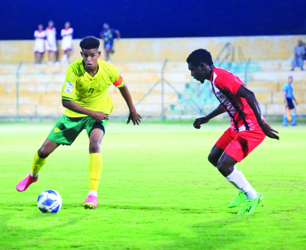 لاعب الخابورة إشهاد عبيد يستحوذ على الكرة وسط مراقبة من لاعب السلام    ...           تصوير: مراد البلوشي