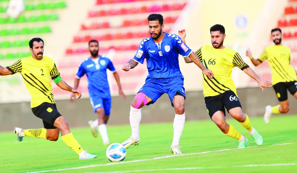 تنافس بين لاعبا صحم وفنجاء في اللقاء      ...           تصوير: أحمد البريكي