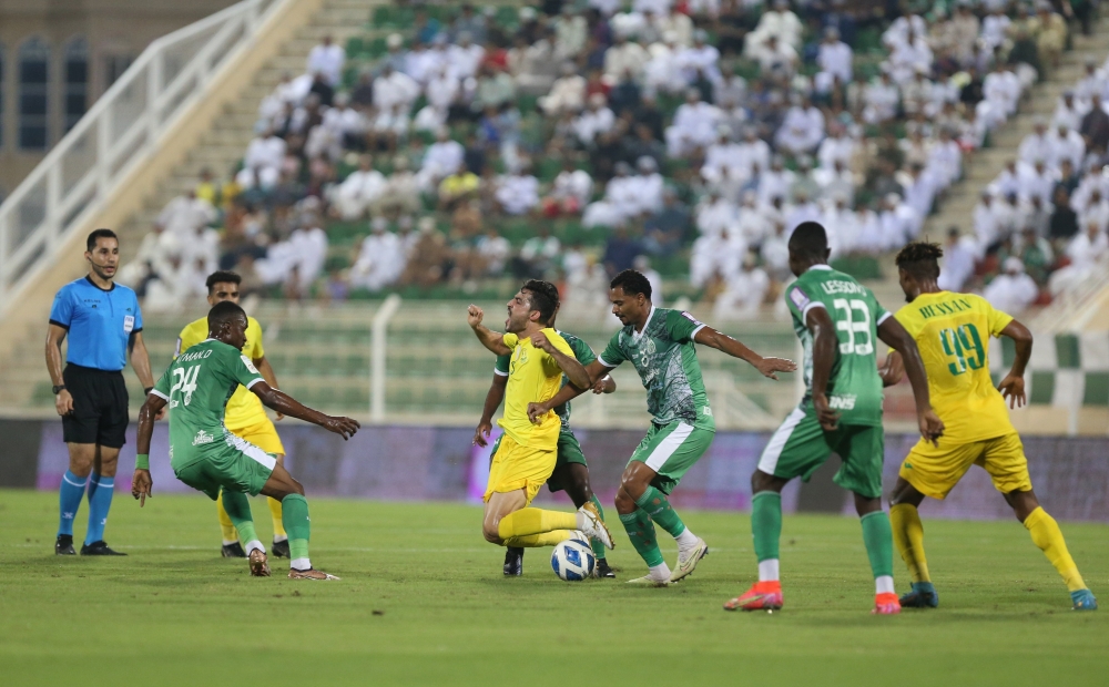 جانب من لقاء فريقي صحار والسيب في مسابقة الكأس