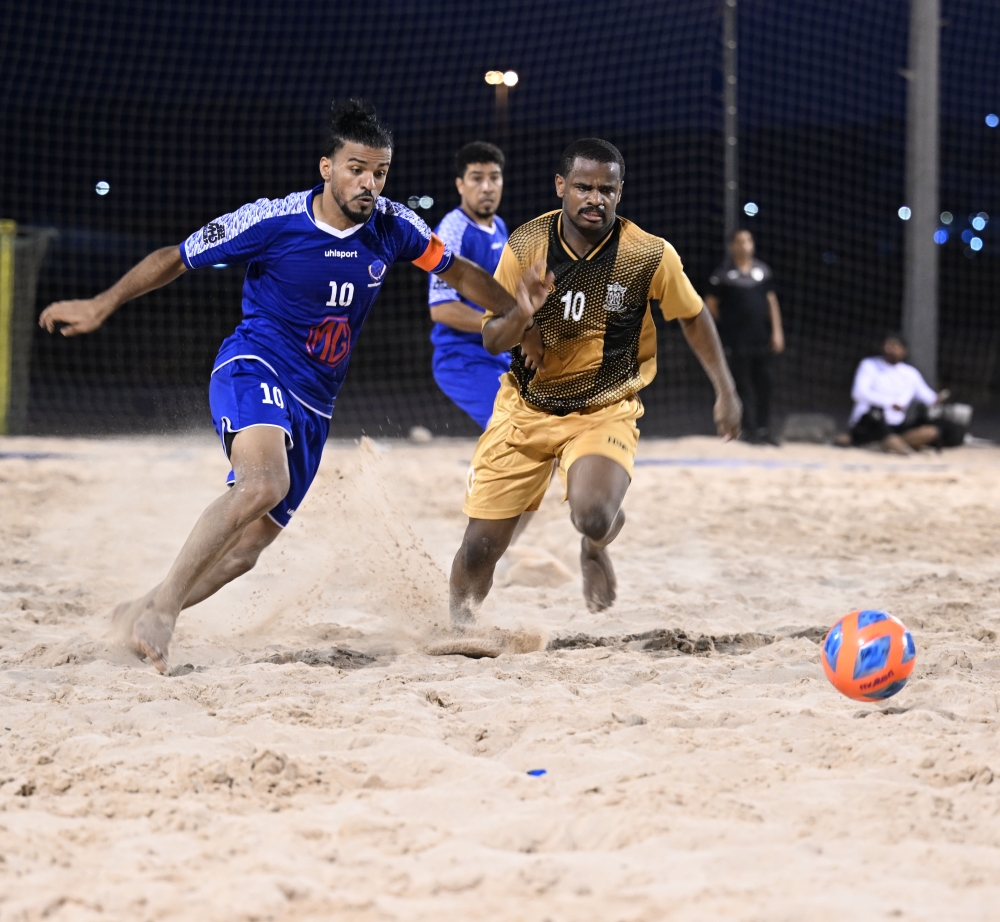 تنافس على الكرة بين خالد العريمي لاعب العامرات ومحمد السناني لاعب مصيرة تصوير: خلفان الرزيقي