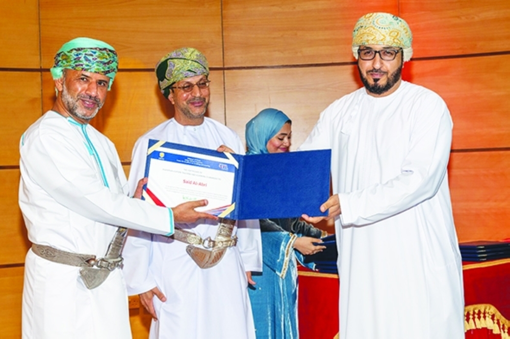 رئيس جامعة السلطان قابوس أثناء تسليم الشهادات للخريجين