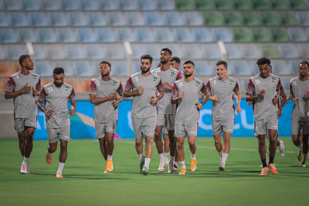 جانب من الحصص التدريبية السابقة للفريق الكروي الأول بنادي النهضة