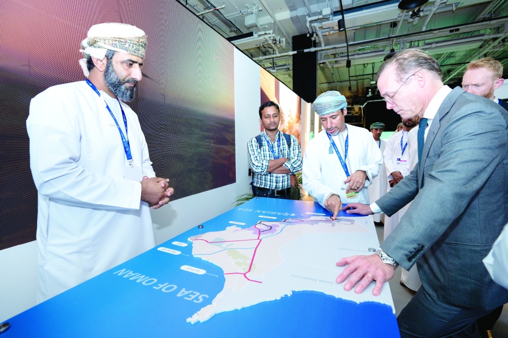 الشركات الهولندية تطلع على الفرص وآلية تصدير الهيدروجين الأخضر من سلطنة عمان في جناح سلطنة عمان