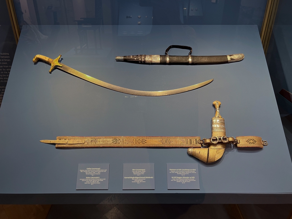 المعرض يبرز الموروث الحضاري والتاريخي والثقافي والعلمي لعُمان عبر مقتنياته المتنوعة 