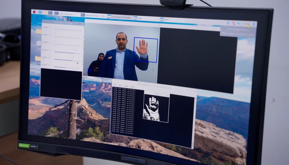 الباحث الرئيسي للمشروع خلال اختباره فعالية النظام 