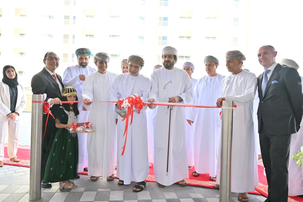 راعي المناسبة يقص شريط افتتاح المبنى ..تصوير ـ فيصل البلوشي