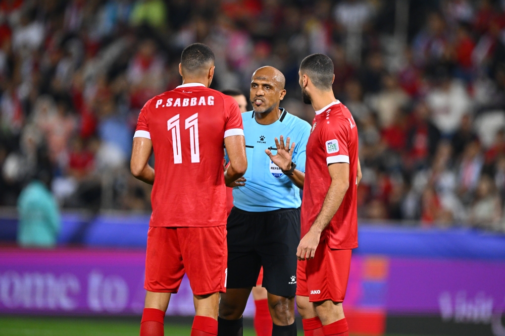 أحمد الكاف أثناء إدارته مباراة البحرين وماليزيا 