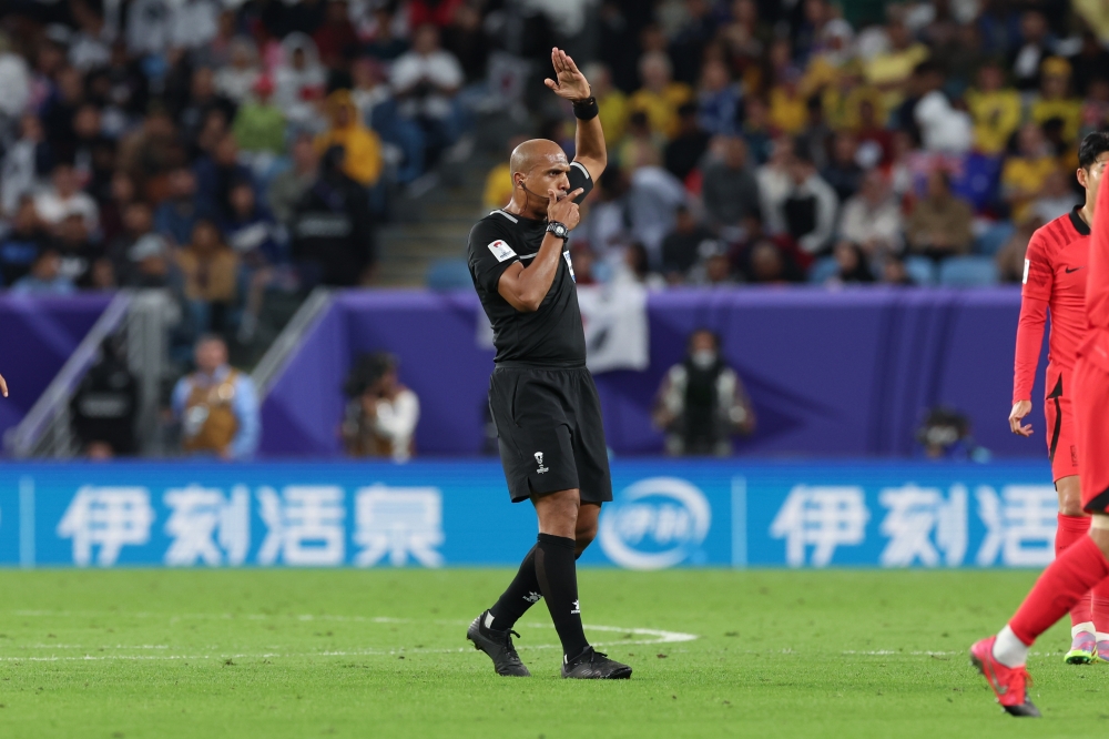 مشاركة أحمد الكاف في إدارة لقاءات نهائيات كأس أمم آسيا بقطر