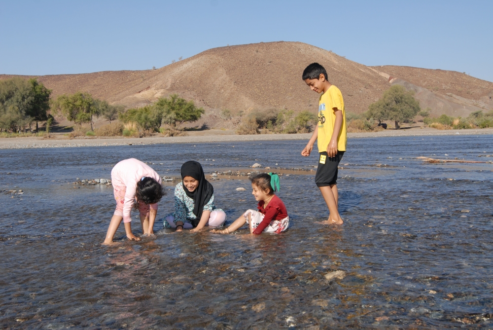  الأطفال يستمتعون بجريان وادي عندام