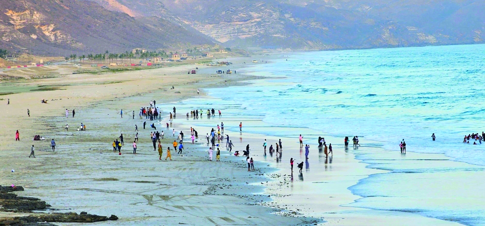 زوار المغسيل يقضون يوما ممتعا على الشاطئ