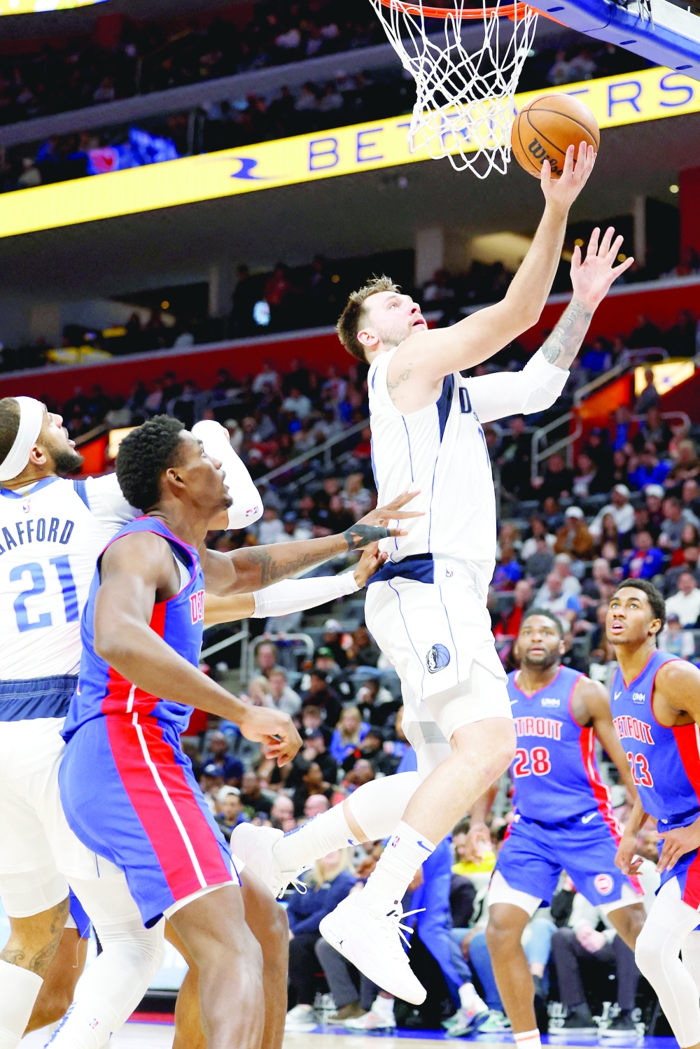 لوكا دونتشيتش لاعب  دالاس مافريكس يحاول وضع الكرة في سلة ديترويت بيستونز   «رويترز»     