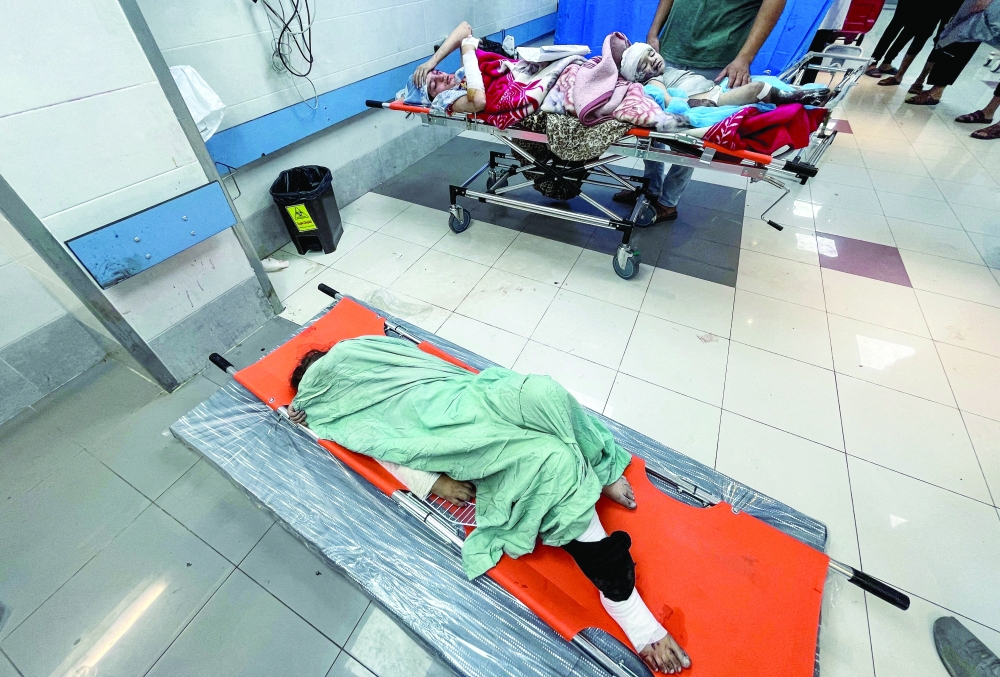 فلسطينيون أصيبوا في غارة إسرائيلية  يرقدون في مستشفى الشفاء بمدينة غزة.رويترز 