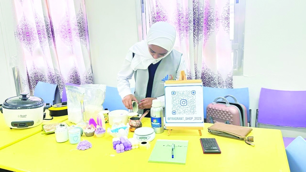 إحدى الطالبات خلال العمل